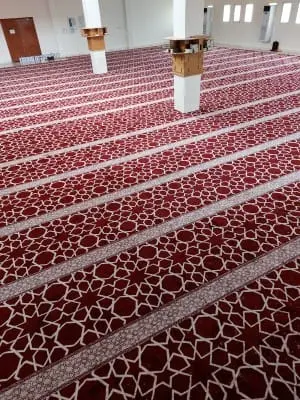 سجادة صلاة بتصميم محراب وزخارف إسلامية