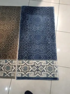 سجادة صلاة بتصميم محراب وزخارف إسلامية - صورة 3
