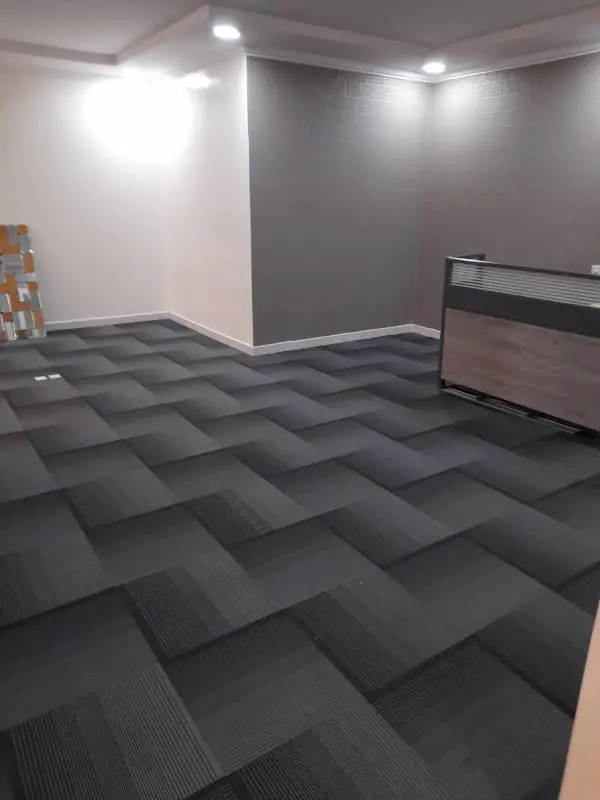 موكيت مربعات شرائح 50×50 مركب في مكتب - صورة 9